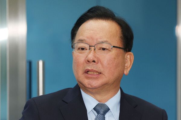 &nbsp;더불어민주당의 대구시장 후보로 확정된&nbsp;김부겸&nbsp;전 국무총리가 9일 오전 대구 서구 대구시선거관리위원회에서 오는 6월 3일에 치러지는 제9회 전국동시지방선거의 대구시장 예비 후보자로 등록한 뒤 기자들의 질문에 답하고 있다. [사진=연합뉴스]