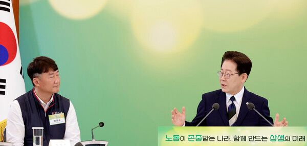 이재명&nbsp;대통령이 10일 청와대에서 열린 민주노총 초청간담회에서 양경수 위원장과 대화하고 있다. [사진=연합뉴스]