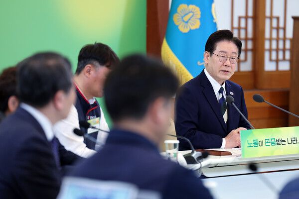 이재명&nbsp;대통령이 10일 청와대에서 열린 민주노총 초청간담회에서 발언하고 있다. [사진=연합뉴스]