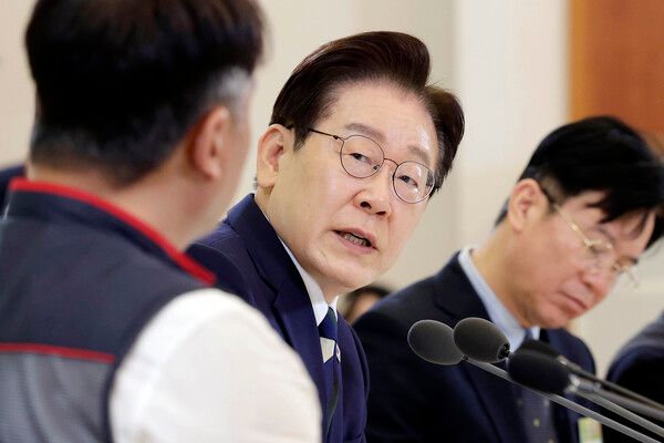 &nbsp;이재명&nbsp;대통령이 10일 청와대에서 열린 민주노총 초청간담회에서 발언하고 있다. [사진=연합뉴스]