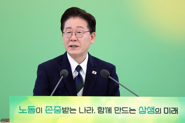 이재명&nbsp;대통령이 10일 청와대에서 열린 민주노총 초청간담회에서 발언하고 있다. [사진=연합뉴스]