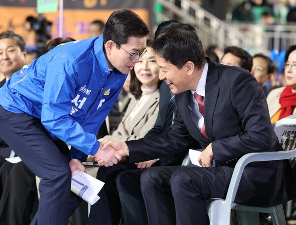 3월 19일 서울 송파구 잠실학생체육관에서 열린 환경공무관 한마음 축제에서&nbsp;오세훈&nbsp;서울시장과 더불어민주당 서울시장 예비후보인&nbsp;정원오&nbsp;전 성동구청장이 악수하고 있다. [사진=연합뉴스]
