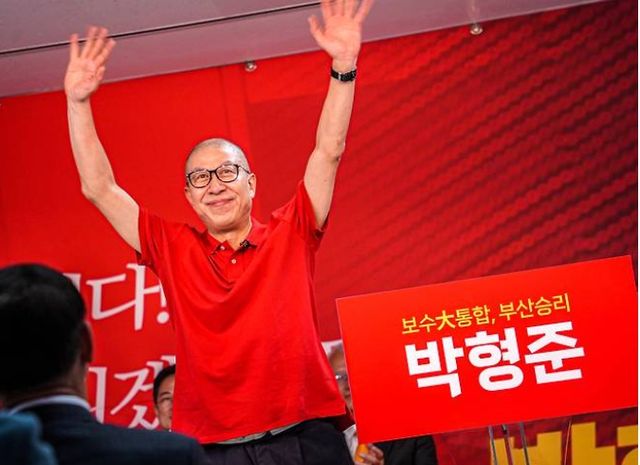 11일 국민의힘 부산시장 경선에서 박형준 시장이 주진우 의원을 꺾고 부산시장 후보로 확정됐다. 사진은 지난 3월28일 부산진구 부전동 경선사무소에서 부산시장 경선 출마를 선언하며 지지자들에게 두 손을 흔들고 있다. [출처 = 박형준 후보 경선 캠프 제공]