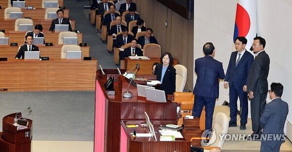 주호영 국회 부의장과 더불어민주당 천준호 원내운영수석부대표, 국민의힘 유상범 원내운영수석부대표가 13일 국회에서 정회된 교육·사회·문화 분야 대정부 질문에서 대화하고 있다. 이날 대정부질문은 정족수 부족으로 속개되지 못하고 있다. 2026.4.13 [사진=연합뉴스]