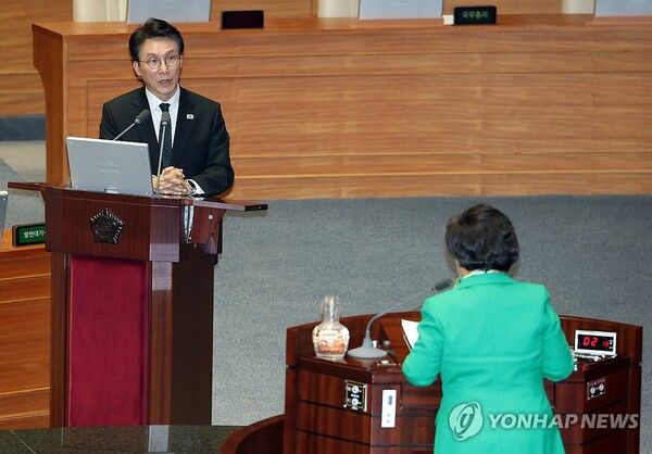 김민석 국무총리가 13일 국회에서 열린 교육·사회·문화 분야 대정부 질문에서 국민의힘 조배숙 의원의 질문에 답하고 있다. 2026.4.13 [사진=연합뉴스]
