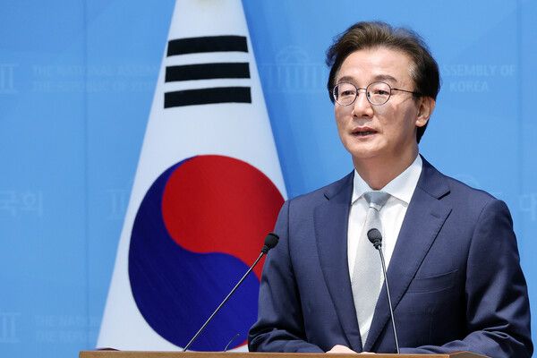 &nbsp;6·3 지방선거 더불어민주당&nbsp;전재수&nbsp;부산시장 후보가 13일 국회 소통관에서 후보 확정 기자회견을 하고 있다. [사진=연합뉴스]