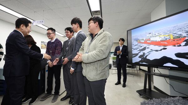 이재명 대통령이 지난해 12월 개청한 부산 동구 해양수산부에서&nbsp;북극항로&nbsp;추진단 직원들을 격려하고 있다. [사진=연합뉴스]