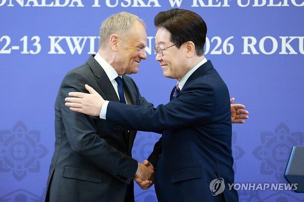 이재명 대통령과 도날트 투스크 폴란드 총리가 13일 청와대에서 공동언론발표 후 악수하고 있다.[사진=연합뉴스]