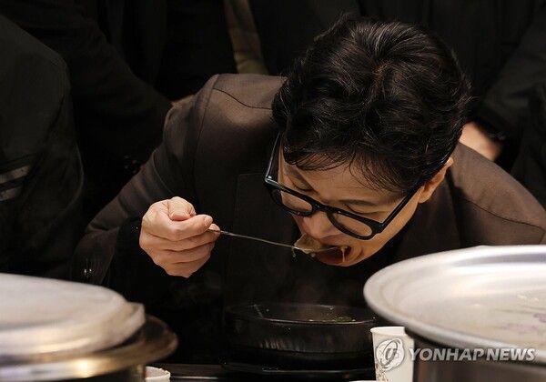 한동훈 전 국민의힘 대표가 7일 부산 북구 구포시장의 한 국밥집을 찾아 국밥을 먹고 있다.[사진=연합뉴스]