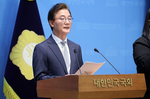 6·3 지방선거 더불어민주당&nbsp;전재수&nbsp;부산시장 후보가 13일 국회 소통관에서 후보 확정 기자회견을 하고 있다. [사진=연합뉴스]