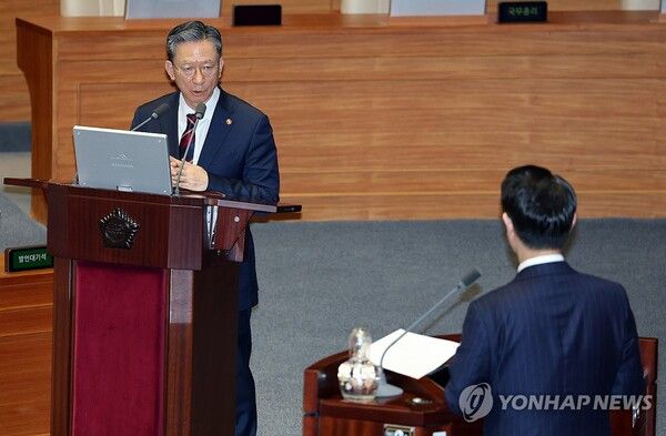 정성호 법무부 장관이 13일 국회에서 열린 교육·사회·문화 분야 대정부 질문에서 더불어민주당 김영호 의원의 질문에 답하고 있다. 2026.4.13 [사진=연합뉴스]