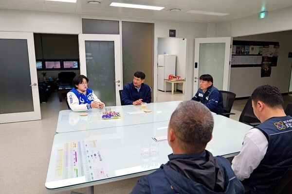 박희정 포항시장 예비후보가&nbsp;포항시청노동조합으로부터 노동 현안을 청취하고 있다. / 사진=박희정 포항시장 예비후보 캠프