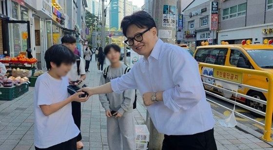 한동훈 전 국민의힘 대표가 8일 부산 북구 만덕동(부산 북구갑)에서 학생들을 만나 인사하고 있다. [사진=한동훈 전 국민의힘 대표 인스타그램 영상 갈무리]