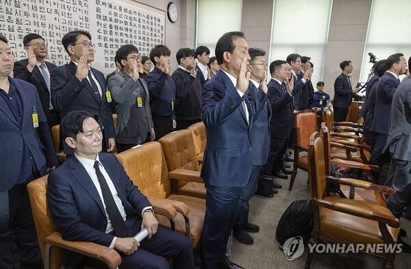 14일 국회 '윤석열 정권 정치검찰 조작 기소 의혹 사건 진상규명' 국정조사특별위원회에서 열린 쌍방울 대북 송금 사건 관련 청문회에서 이 사건을 수사했던 박상용 검사가 증인 선서를 거부한 채 자리에 앉아 있다. 2026.4.14 [사진=연합뉴스]