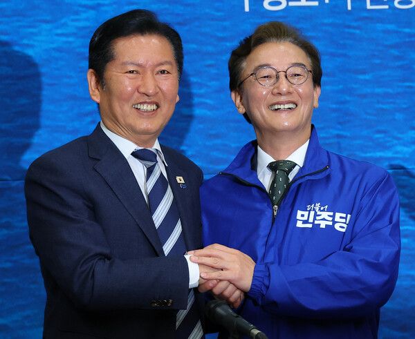 &nbsp;더불어민주당&nbsp;정청래&nbsp;대표가 15일 오전 부산 동구 부산항국제전시컨벤션센터에서 열린 부산 현장 최고위원회에서 전재수 부산시장 후보와 손을 맞잡고 있다. [사진=연합뉴스]