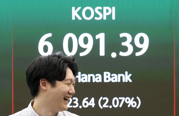 15일 코스피는 전장보다 123.64포인트(2.07%) 오른 6,091.39에, 코스닥 지수는 전장보다 30.55포인트(2.72%) 오른 1,152.43에 장을 마쳤다. [사진=연합뉴스]