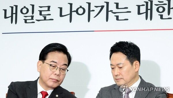 국민의힘 장동혁 대표와 송언석 원내대표가 23일 국회에서 열린 최고위원회의에서 메모를 보며 대화하고 있다.[사진=연합뉴스]