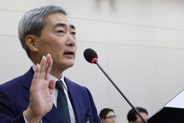 신현송&nbsp;한국은행 총재 후보자가 15일 국회 재정경제기획위원회에서 열린 인사청문회에서 선서하고 있다.[사진=연합뉴스]