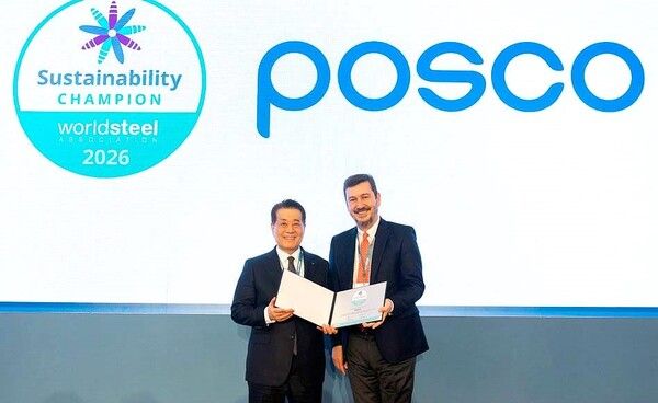 포스코가 14일(베를린 현지시간) 세계철강협회 '지속가능성 최우수 멤버(Sustainability Champion)'에 선정됐다. (사진 왼쪽부터 장인화 포스코그룹 회장, 우르 달베레르(Uğur Dalbeler) 세계철강협회장 겸 튀르키예 촐라콜루 메탈루지(Çolakoğlu Metalurji A.Ş.) 회장) / 사진=포스코