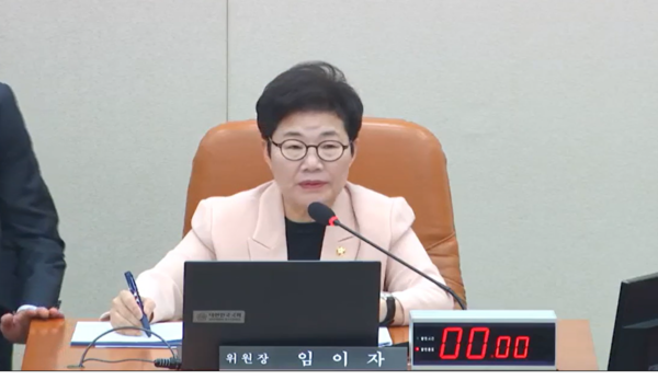 임이자 국회 재정경제기획위원장이 15일 국회 재정경제기획위원회 인사청문회에서 신현송 한국은행 총재 후보자에게 기관 내 해외 금융투자 규제 보완 필요성을 주문했다. [사진=국회 청문회 영상 캡쳐]