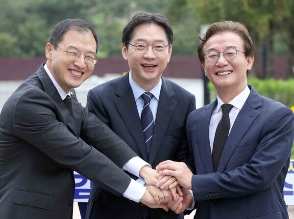 더불어민주당 부울경(부산·울산·경남) 시장·도지사 후보가 14일 오전 경남 김해시 진영읍 봉하마을에서 열린 '해양수도 부울경 메가시티 공동출정식'에서 손을 잡고 웃고 있다.&nbsp;왼쪽부터&nbsp;김상욱&nbsp;울산시장 후보, 김경수 경남지사 후보, 전재수 부산시장 후보. [사진=연합뉴스]