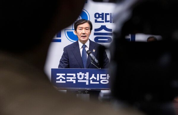 조국혁신당&nbsp;조국&nbsp;대표가 14일 국회에서 오는 6월 3일 치러질 재보선에 경기 평택을 지역구 출마를 발표하고 있다. [사진=연합뉴스]