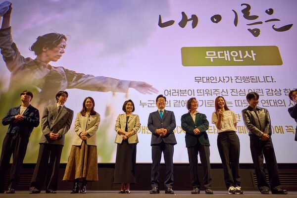 이재명&nbsp;대통령과 김혜경 여사가 15일 서울 용산 CGV에서 제주 4·3 사건을 다룬 영화 '내 이름은' 상영 후 열린 무대 인사에 참석하고 있다.&nbsp;이 대통령 부부는 매주 수요일 '문화의 날'을 맞아 SNS 추첨을 통해 선정된 시민 165명과 함께 영화를 관람했다. [사진=청와대 제공]