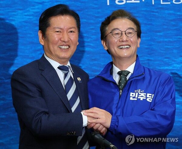 더불어민주당 정청래 대표가 15일 오전 부산 동구 부산항국제전시컨벤션센터에서 열린 부산 현장 최고위원회에서 전재수 부산시장 후보와 손을 맞잡고 있다.[사진=연합뉴스]