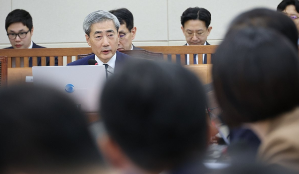 신현송 한국은행 총재 후보자가 15일 국회 재정경제기획위원회에서 열린 인사청문회에서 의원 질의에 답하고 있다.&nbsp; [사진=연합뉴스]