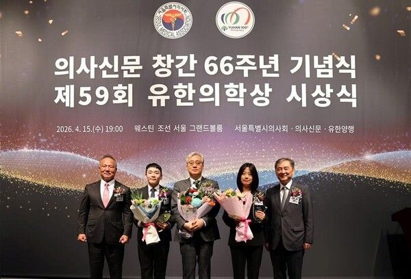 왼쪽부터 서울특별시의사회 황규석 회장, 연세의대 의생명시스템정보학교실 유승찬 부교수, 서울의대 보라매병원 내과학교실 김원 교수, 울산의대 서울아산병원 안유라 조교수, 유한양행 김열홍 사장.[사진=유한양행]