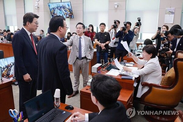 16일 국회 윤석열 정권 정치검찰 조작기소 의혹 사건 진상규명 국정조사특별위원회 제8차 전체회의에서 열린 대장동·김용 전 민주연구원 부원장·위례신도시 조작기소 의혹 사건 청문회에서 국민의힘 신동욱 의원이 발언권과 관련해 위원장인 더불어민주당 서영교 의원에게 항의하고 있다. 2026.4.16 [사진=연합뉴스]