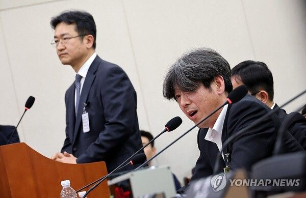 대장동 민간업자 남욱 변호사가 16일 국회 '윤석열 정권 정치검찰 조작기소 의혹 사건 진상규명' 국정조사특별위원회에서 열린 대장동·위례 개발비리 및 김용 전 민주연구원 부원장 관련 의혹 사건에 대한 청문회에서 사건 수사 당시 정일권 검사가 가족사진을 보여주며 