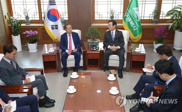 지난 2023년 5월 대구시청에서 만난 이재명 당시 더불어민주당 대표와 홍준표 대구시장.[사진=연합뉴스]