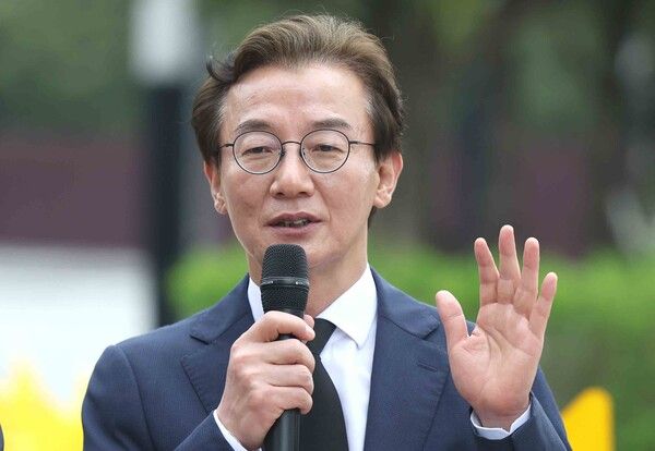 &nbsp;더불어가 14일 오전 경남 김해시 진영읍 봉하마을에서 열린 '해양수도 부울경(부산·울산·경남) 메가시티 공동출정식'에서 취재진 질문에 답하고 있다.