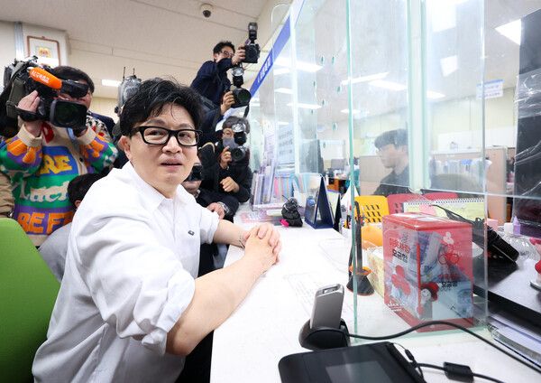 &nbsp;한동훈&nbsp;전 국민의힘 대표가 14일 오후 부산 북구 만덕2동 행정복지센터를 찾아 전입신고를 하고 있다. [사진=연합뉴스]
