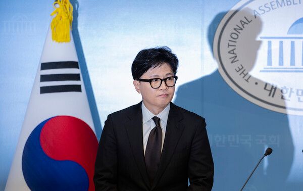 &nbsp;국민의힘에서&nbsp;제명된&nbsp;한동훈&nbsp;전 대표가 1월29일 국회 소통관에서 기자회견을 마친 뒤 이동하고 있다. [사진=연합뉴스]