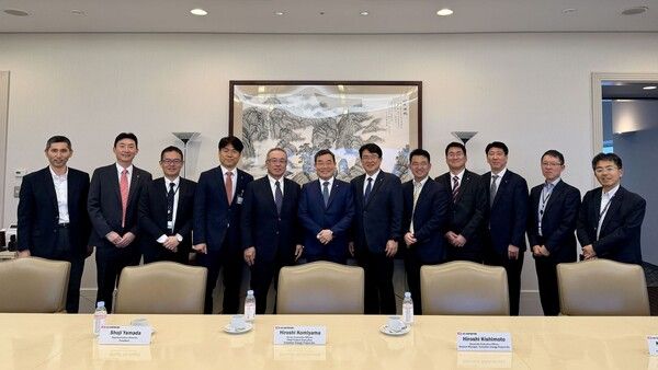 대우건설과 JGC 간 면담 후 단체 사진을 촬영하고 있다.&nbsp; 사진 왼쪽에서 5번째 JGC 대표이사 쇼지 야마다, 6번째 대우건설 대표이사 김보현.[사진=대우건설]