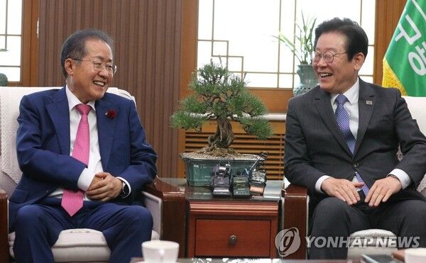 이재명 대통령과 홍준표 전 대구시장이 17일 청와대에서 막걸리 오찬 회동을 가졌다. 사진은 지난 2023년 5월10일 당시 이재명 민주당 대표가 대구시청사를 방문해 홍준표 당시 대구시장과 만나고 있다. [사진=연합뉴스]