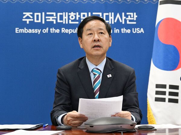 IMF·세계은행 춘계회의 참석을 위해 미국 워싱턴DC를 방문 중인 구윤철 부총리 겸 재정경제부 장관이 16일(현지시간) 주미대사관에서 서울과 화상으로 연결해 비상경제본부회의를 주재하고 있다.[사진=재정경제부]