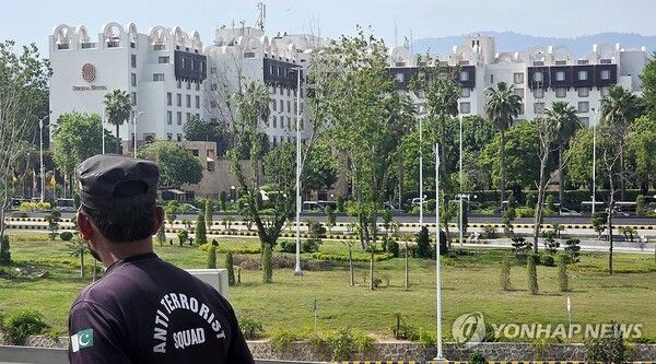 11일(현지시간) 미국과 이란의 첫 종전 협상이 열릴 파키스탄 세레나 호텔 인근에서 현지 경찰이 경계 근무를 하고 있다. 2026.4.11 [사진=연합뉴스]