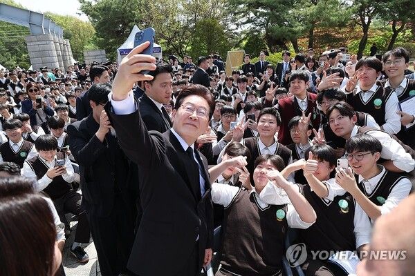 이재명 대통령이 19일 서울 강북구 국립 4·19민주묘지에서 4·19혁명 기념식을 마친 후 참석 학생들과 기념촬영을 하고 있다. 2026.4.19 [청와대통신사진기자단]