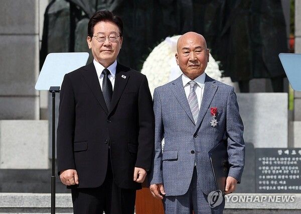 이재명 대통령이 19일 서울 강북구 국립 4·19민주묘지에서 열린 4·19혁명 기념식에서 김영갑 유공자에게 건국포장을 수여한 후 기념촬영을 하고 있다. 2026.4.19 [청와대통신사진기자단]