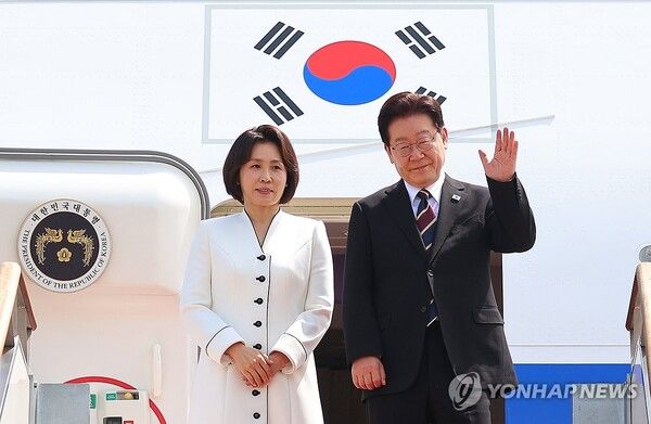 인도·베트남을 국빈 방문하는 이재명 대통령과 김혜경 여사가 19일 성남 서울공항 공군 1호기에서 환송객에게 인사하고 있다.[사진=연합뉴스]