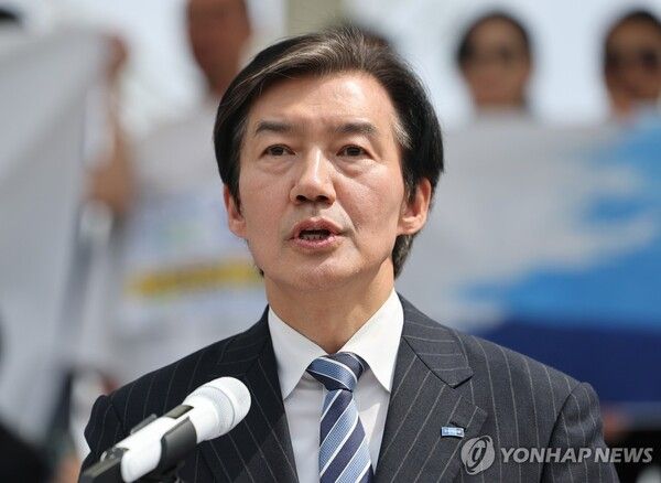 6·3 지방선거와 동시에 치러지는 경기 평택을 재선거 출마를 선언한 조국혁신당 조국 대표가 19일 경기도 평택시 함박산중앙공원 음악분수대 앞에서 출마 기자회견을 열고 있다. 2026.4.19 [사진=연합뉴스]
