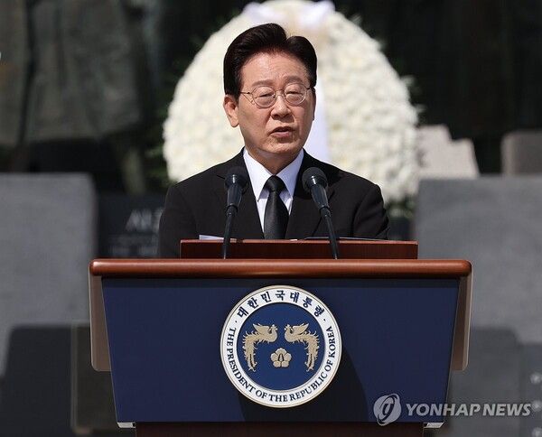 이재명 대통령이 19일 서울 강북구 국립 4·19민주묘지에서 열린 4·19혁명 기념식에서 기념사를 하고 있다.[사진=청와대통신사진기자단]