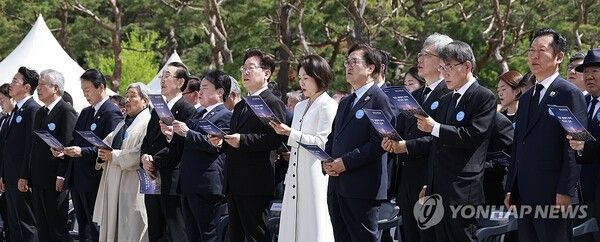 이재명 대통령이 19일 서울 강북구 국립 4·19민주묘지에서 열린 4·19혁명 기념식에서 4·19의 노래를 부르고 있다. 김 여사 오른쪽으로 우원식 국회의장, 김상환 헌법재판소장, 노태악 중앙선거관리위원장, 더불어민주당 정청래 대표. 2026.4.19 [청와대통신사진기자단]