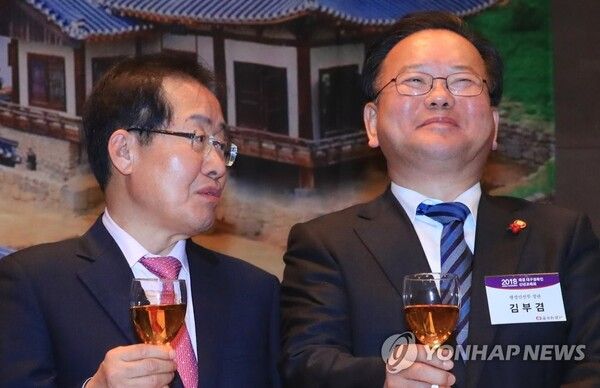 2018년 1월 당시 자유한국당 대표 홍준표 전 대구시장(왼쪽)과 당시 행정안전부 장관 김부겸 전 국무총리(오른쪽)가 8일 오후 서울 태평로 한국프레스센터에서 열린 재경 대구-경북인 신년교례회에서 건배를 한 뒤 대화하고 있다. 2018.1.8 [사진=연합뉴스]