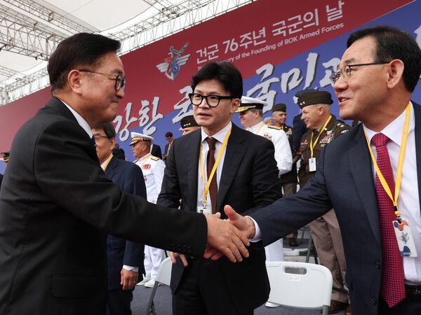 2024년 10월 1일 우원식 국회의장(왼쪽)이 성남 서울공항에서 열린 건군 76주년 국군의날 기념식에 참석해&nbsp;주호영&nbsp;국회부의장과 인사하고 있다. 가운데는 국민의힘&nbsp;한동훈&nbsp;대표. [사진=연합뉴스]