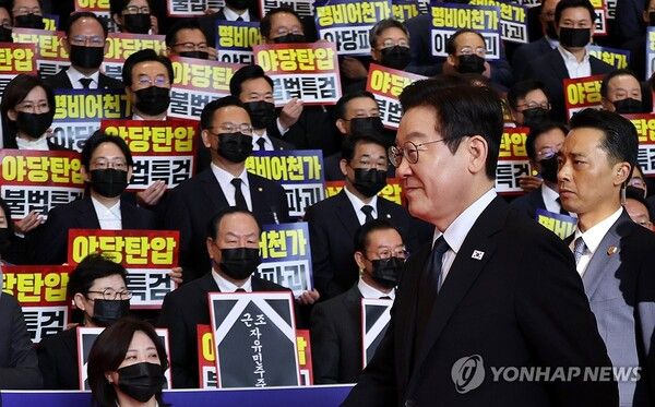 이재명 대통령이 4일 내년도 정부 예산안에 대한 시정연설을 하기 위해 서울 여의도 국회에 도착해 침묵시위를 하는 국민의힘 의원들 앞을 지나고 있다. 2025.11.4 [국회사진기자단]