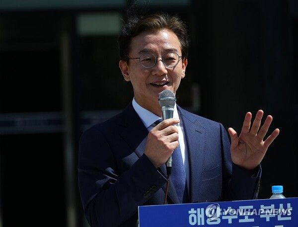 더불어민주당 전재수 의원이 2일 오전 부산 동구 해양수산부 청사에서 부산시장 출마 선언을 하고 있다. 2026.4.2 [사진=연합뉴스]